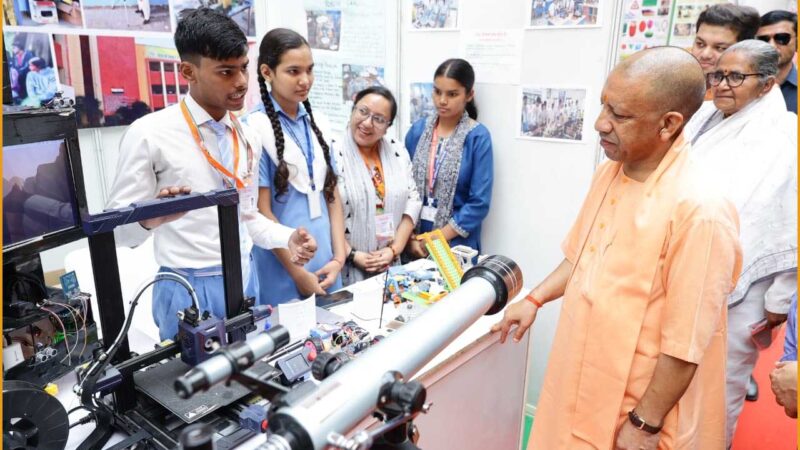 सीएम योगी ने बच्चों से किया संवाद, सातवीं के छात्र अंश ने चंद सेकेंड में चला दिया डिजिटल बोर्ड