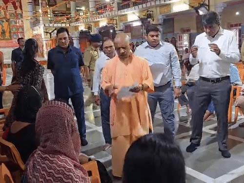 बारिश भी नहीं रोक सकी ‘जनसेवा’, जनता दर्शन में सीएम योगी ने सुनीं 250 लोगों की समस्याएं
