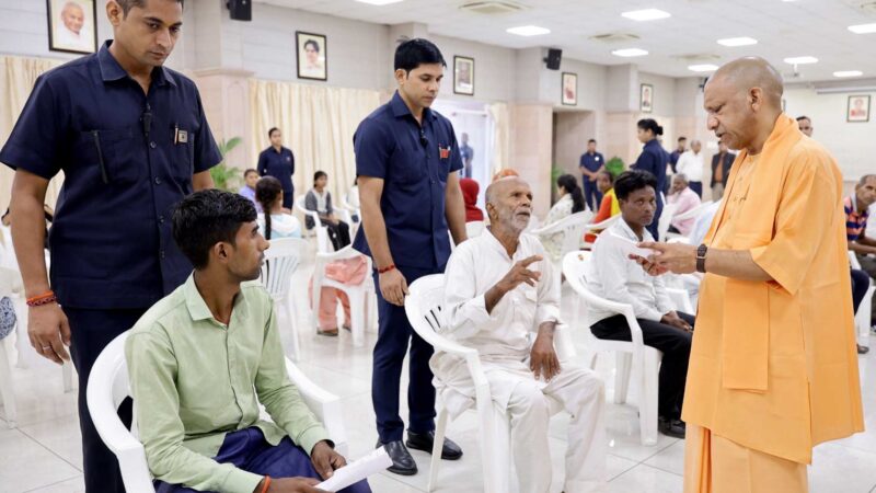 जनता दर्शन में मुख्यमंत्री योगी का सख्त संदेश: अपराधियों के लिए यूपी में कोई जगह नहीं, अवैध कब्जाधारियों पर होगी कड़ी कार्रवाई