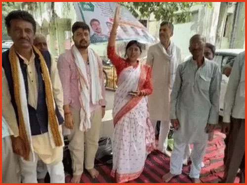 बांदा की चकबंदी में अनियमितताओं का आरोप, किसानों ने लखनऊ में आयुक्त कार्यालय का किया घेराव
