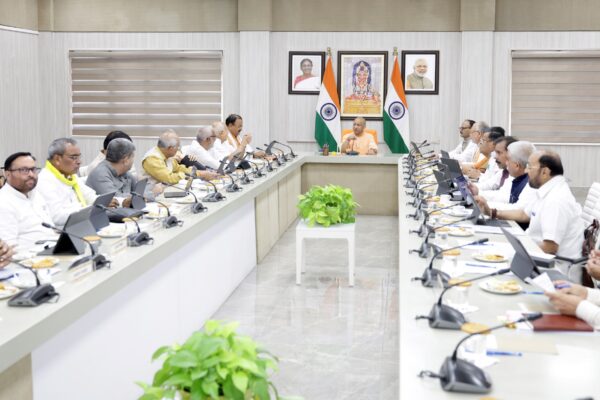 यूपी कैबिनेट के बड़े फैसले: मेधावी छात्राओं को मिलेगी स्कूटी, दो नए एक्सप्रेसवे को मंजूरी; 3 अगस्त से मानसून सत्र