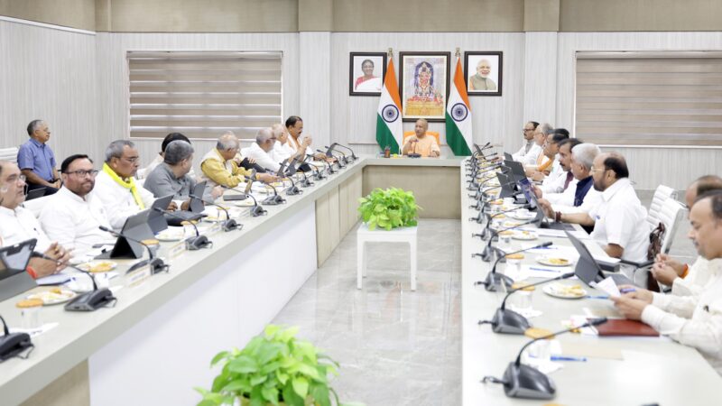 यूपी कैबिनेट के बड़े फैसले: मेधावी छात्राओं को मिलेगी स्कूटी, दो नए एक्सप्रेसवे को मंजूरी; 3 अगस्त से मानसून सत्र