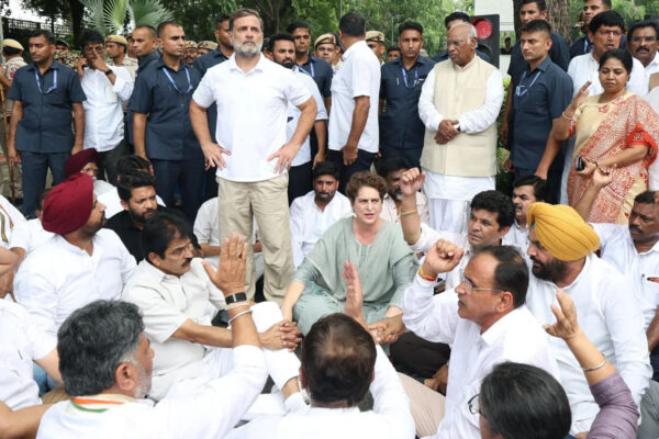 पीएम आवास के बाहर कांग्रेस का अचानक धरना, राहुल गांधी-खड़गे समेत शीर्ष नेतृत्व हिरासत में; संसद से सड़क तक सियासी टकराव तेज
