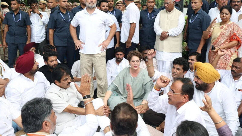 पीएम आवास के बाहर कांग्रेस का अचानक धरना, राहुल गांधी-खड़गे समेत शीर्ष नेतृत्व हिरासत में; संसद से सड़क तक सियासी टकराव तेज