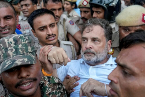 राहुल-अखिलेश की हिरासत के विरोध में यूपी में सपा-कांग्रेस का प्रदर्शन, लखनऊ समेत कई जिलों में कार्यकर्ता हिरासत में