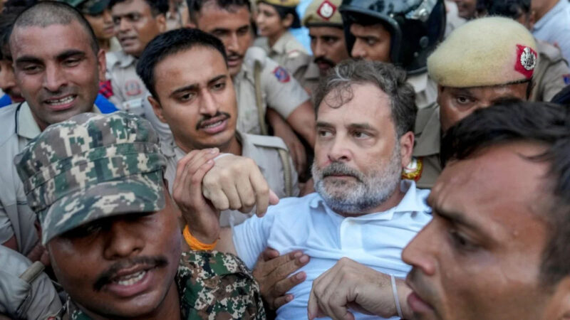 राहुल-अखिलेश की हिरासत के विरोध में यूपी में सपा-कांग्रेस का प्रदर्शन, लखनऊ समेत कई जिलों में कार्यकर्ता हिरासत में