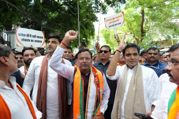 कांग्रेस मुख्यालय तक कूच, राहुल गांधी के खिलाफ जमकर नारेबाजी, वीआईपी गेस्ट हाउस से मॉल एवेन्यू तक भाजपा कार्यकर्ताओं का प्रदर्शन