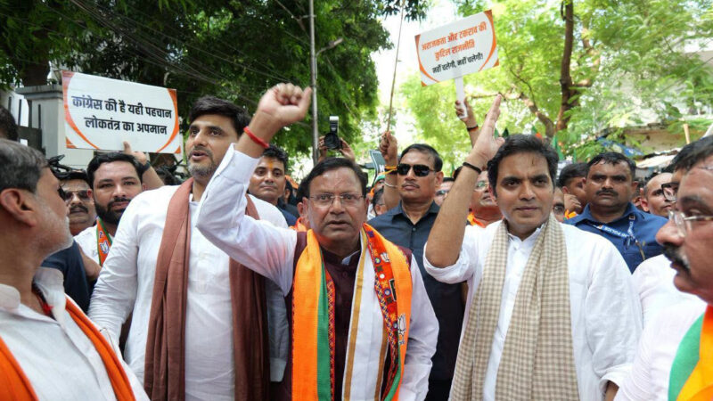 कांग्रेस मुख्यालय तक कूच, राहुल गांधी के खिलाफ जमकर नारेबाजी, वीआईपी गेस्ट हाउस से मॉल एवेन्यू तक भाजपा कार्यकर्ताओं का प्रदर्शन