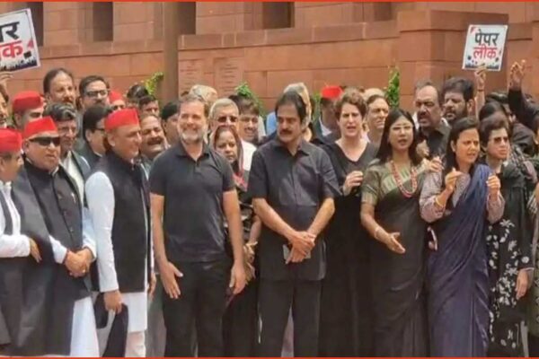 काले कपड़ों में संसद पहुंचा विपक्ष, राहुल-प्रियंका की अगुवाई में सरकार के खिलाफ जोरदार प्रदर्शन