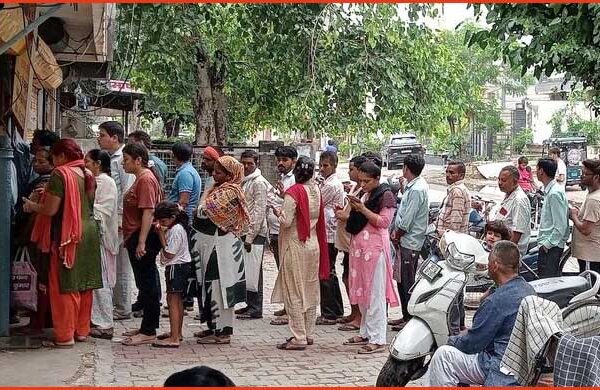 यूपी में राशन वितरण केंद्रों पर बदलेगी व्यवस्था, कार्डधारकों का होगा सम्मान; मिलेंगे गुड़-पेठा और बैठने की सुविधा