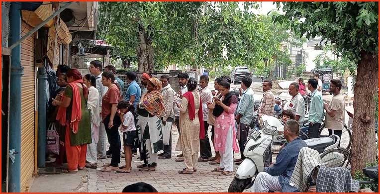 यूपी में राशन वितरण केंद्रों पर बदलेगी व्यवस्था, कार्डधारकों का होगा सम्मान; मिलेंगे गुड़-पेठा और बैठने की सुविधा
