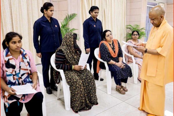 जनता दर्शन में सीएम योगी का बड़ा भरोसा: गंभीर बीमारियों के इलाज का खर्च उठाएगी सरकार, 200 फरियादियों की सुनी समस्याएं