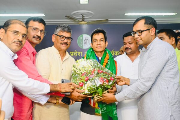 भारत रत्न चौधरी चरण सिंह को श्रद्धांजलि देकर शुरू हुआ रालोद का कार्यक्रम, अनुपम मिश्रा का भव्य स्वागत