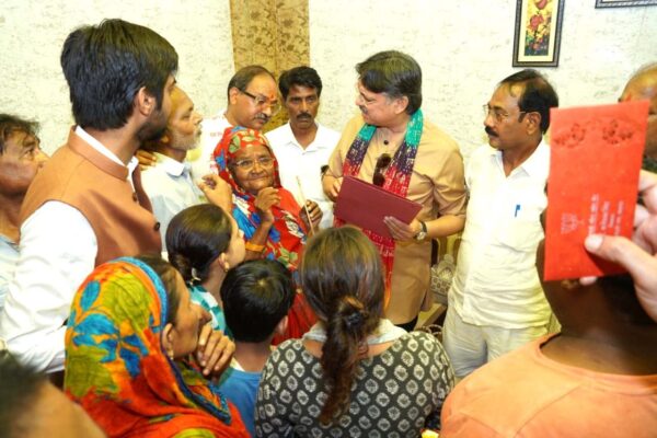 सेवा और संवेदना का संदेश लेकर जनता के बीच पहुंचे डॉ. राजेश्वर सिंह, बीमारों की मदद और बच्चों की शिक्षा का उठाया जिम्मा