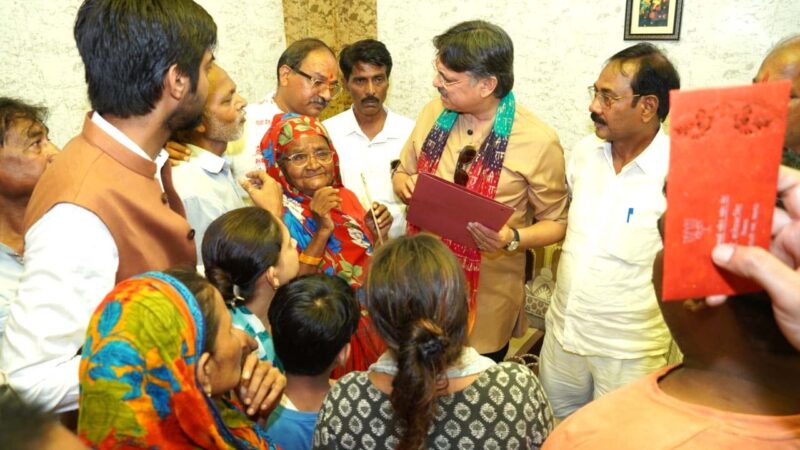 सेवा और संवेदना का संदेश लेकर जनता के बीच पहुंचे डॉ. राजेश्वर सिंह, बीमारों की मदद और बच्चों की शिक्षा का उठाया जिम्मा