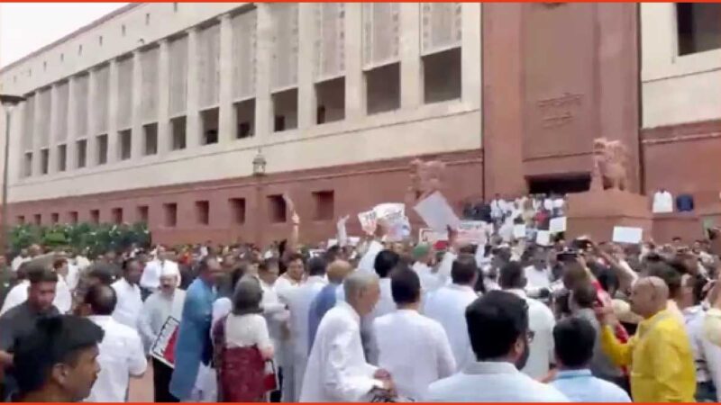 छात्र आंदोलन पर संसद में टकराव, हंगामे के बीच लोकसभा-राज्यसभा की कार्यवाही स्थगित