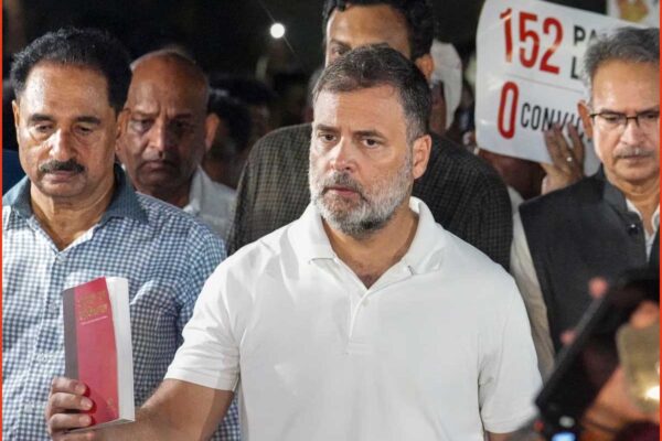 विपक्षी सांसदों के साथ गांधी स्मृति पहुंचे राहुल; बोले- हम छात्रों के साथ, शिक्षा मंत्री को हटाना ही होगा