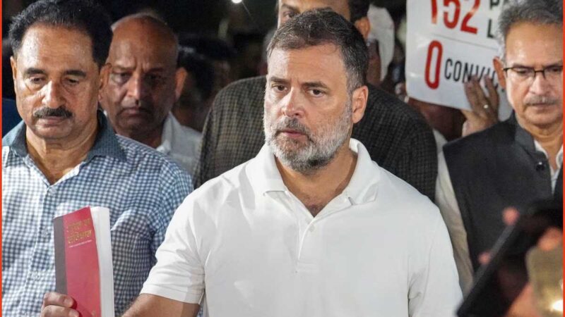 विपक्षी सांसदों के साथ गांधी स्मृति पहुंचे राहुल; बोले- हम छात्रों के साथ, शिक्षा मंत्री को हटाना ही होगा