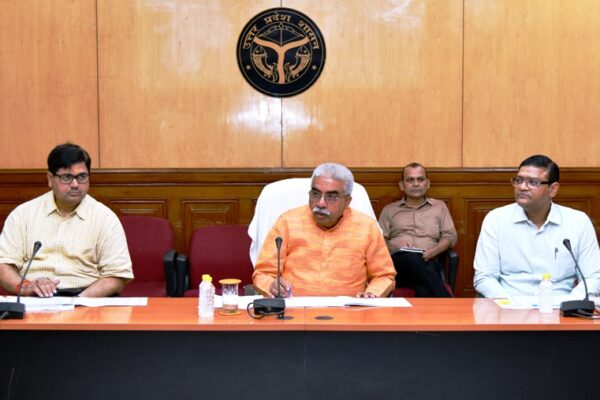 योगी सरकार हथकरघा और वस्त्रोद्योग को दे रही नई रफ्तार, टेक्सटाइल-अपैरल पार्क योजनाओं की समीक्षा