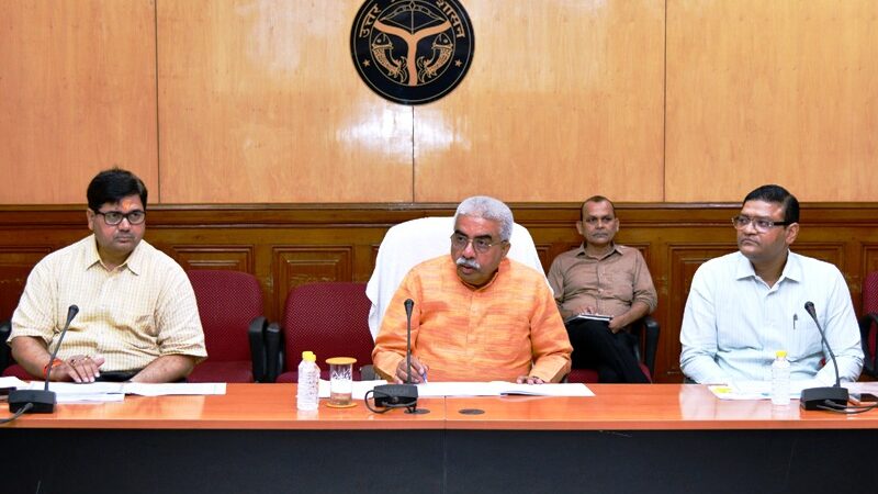 योगी सरकार हथकरघा और वस्त्रोद्योग को दे रही नई रफ्तार, टेक्सटाइल-अपैरल पार्क योजनाओं की समीक्षा