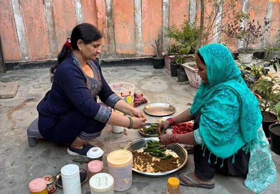 उत्तर प्रदेश में स्वयं सहायता समूहों से सशक्त हो रहीं महिलाएं, नीतू कुंडू बनीं आत्मनिर्भरता की मिसाल