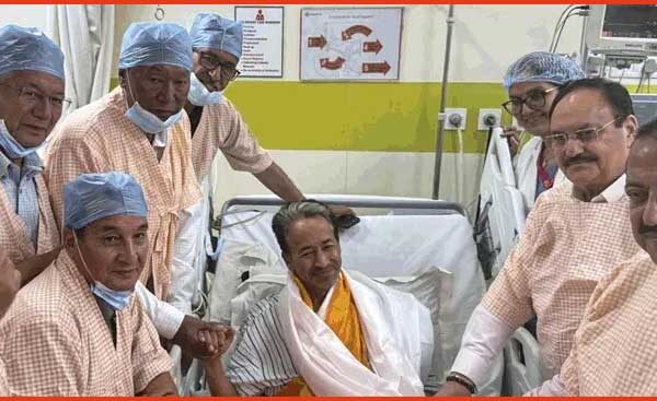26 दिन बाद सोनम वांगचुक ने तोड़ा अनशन, जेपी नड्डा और जितेंद्र सिंह की मौजूदगी में खत्म हुई भूख हड़ताल; सीजेपी बोली—आंदोलन जारी रहेगा