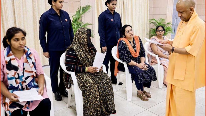 ‘चिंता मत करें, सबकी समस्या पर होगी प्रभावी कार्रवाई’: गोरखपुर में जनता दर्शन में बोले सीएम योगी