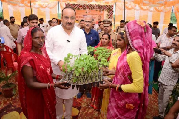 उद्यान मंत्री दिनेश प्रताप सिंह ने लखनऊ, सीतापुर और लखीमपुर में योजनाओं का किया निरीक्षण, किसानों को समयबद्ध लाभ देने के निर्देश