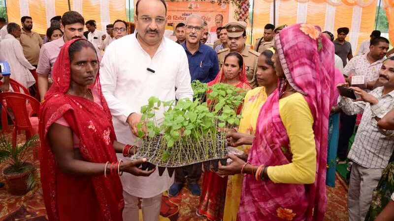 उद्यान मंत्री दिनेश प्रताप सिंह ने लखनऊ, सीतापुर और लखीमपुर में योजनाओं का किया निरीक्षण, किसानों को समयबद्ध लाभ देने के निर्देश