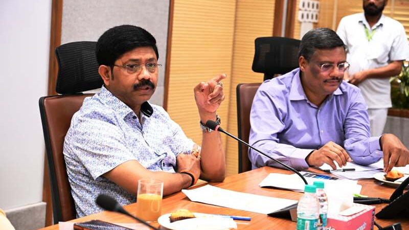 वन ट्रिलियन डॉलर अर्थव्यवस्था की ओर तेज़ी से बढ़ रहा यूपी, टेक्सटाइल-फुटवियर उद्योगों को मिलेगा बढ़ावा: नन्दी डेटलाइन: