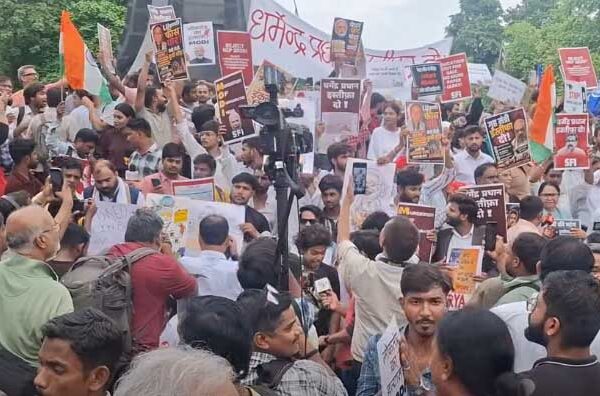 दिल्ली लाठीचार्ज के विरोध में लखनऊ में छात्रों का प्रदर्शन, विधानसभा कूच की चेतावनी