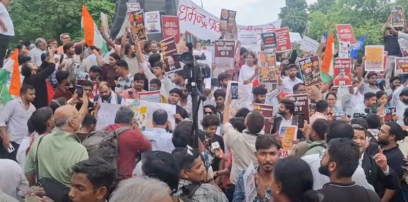 दिल्ली लाठीचार्ज के विरोध में लखनऊ में छात्रों का प्रदर्शन, विधानसभा कूच की चेतावनी