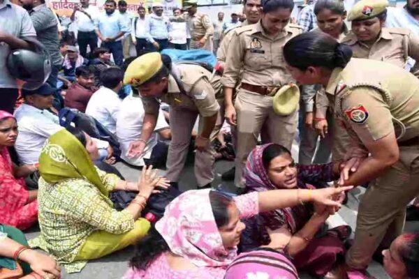 69 हजार शिक्षक भर्ती: शिक्षा मंत्री आवास का घेराव करने पहुंचे अभ्यर्थी हिरासत में, नौकरी की मांग पर जोरदार प्रदर्शन