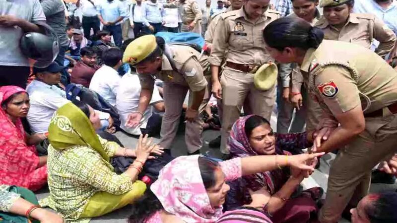 69 हजार शिक्षक भर्ती: शिक्षा मंत्री आवास का घेराव करने पहुंचे अभ्यर्थी हिरासत में, नौकरी की मांग पर जोरदार प्रदर्शन