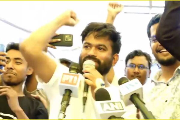 धर्मेंद्र प्रधान के इस्तीफे पर जंतर-मंतर में जश्न, अभिजीत दीपके बोले- ‘झुकती है दुनिया, झुकाने वाला चाहिए’