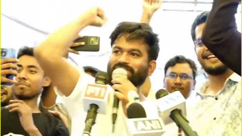 धर्मेंद्र प्रधान के इस्तीफे पर जंतर-मंतर में जश्न, अभिजीत दीपके बोले- ‘झुकती है दुनिया, झुकाने वाला चाहिए’