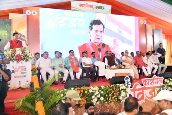 27वें कारगिल विजय दिवस पर लखनऊ में अमर शहीदों को श्रद्धांजलि, डिप्टी सीएम ब्रजेश पाठक और मंत्री ए.के. शर्मा ने किया शहीद परिवारों का सम्मान