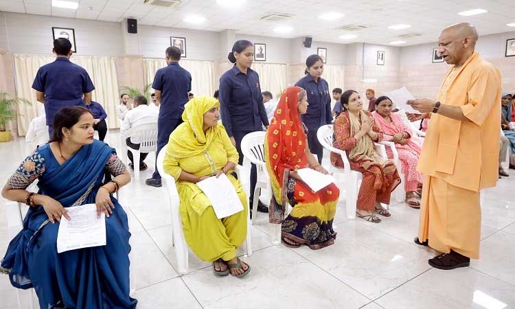 ‘परेशान कतई न हों, हर समस्या का निष्पक्ष समाधान होगा’, जनता दर्शन में बोले मुख्यमंत्री योगी