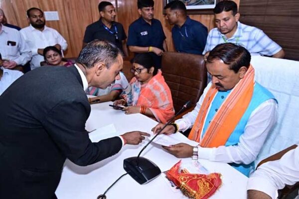 जनता की समस्याओं का समयबद्ध समाधान करें अधिकारी: केशव प्रसाद मौर्य