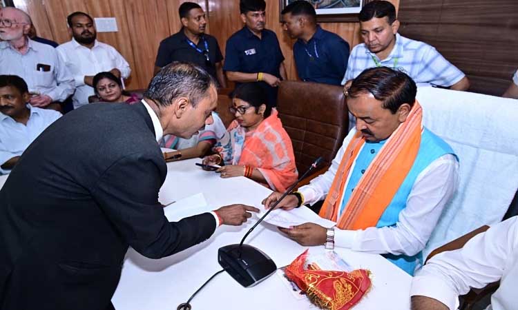 जनता की समस्याओं का समयबद्ध समाधान करें अधिकारी: केशव प्रसाद मौर्य