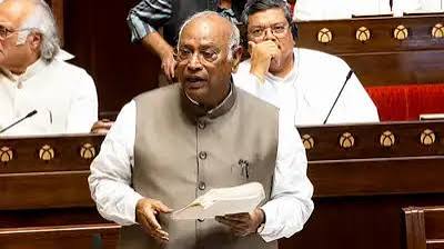 ‘शिक्षा संस्थानों में मनुस्मृति मानने वाले लोग’—खड़गे के बयान से सदन में हंगामा