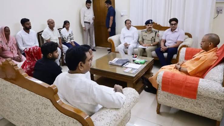 ललिता गौतम हत्याकांड: CM योगी ने पीड़ित परिवार से की मुलाकात, ₹5 लाख सहायता का ऐलान