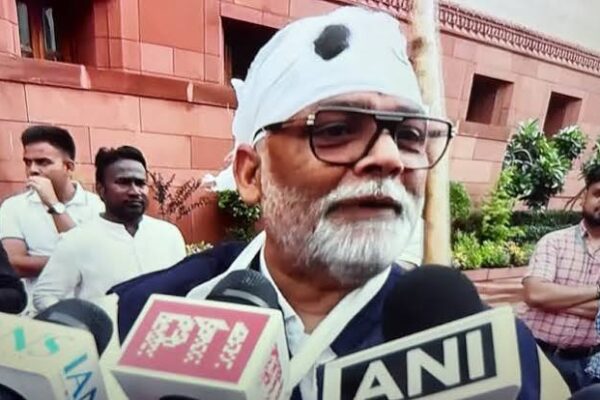 माथे पर प्लास्टर, हाथ में लाठी… संसद पहुंचे पप्पू यादव, सबकी निगाहें ठहर गईं