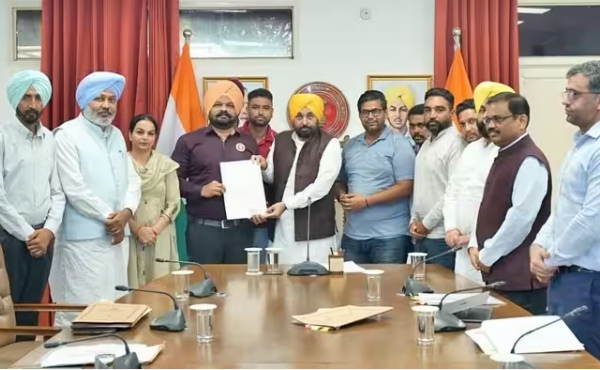 पंजाब के आदर्श स्कूल शिक्षकों को मान सरकार का बड़ा तोहफा, ₹10 हजार से बढ़कर ₹22 हजार हुई सैलरी
