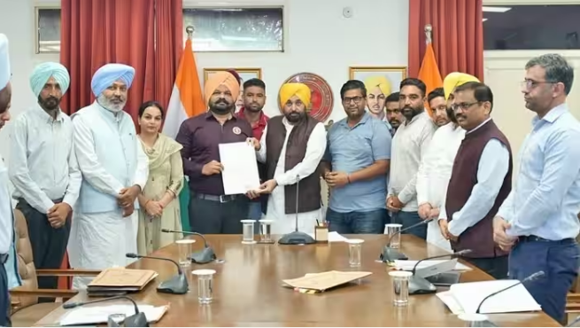 पंजाब के आदर्श स्कूल शिक्षकों को मान सरकार का बड़ा तोहफा, ₹10 हजार से बढ़कर ₹22 हजार हुई सैलरी