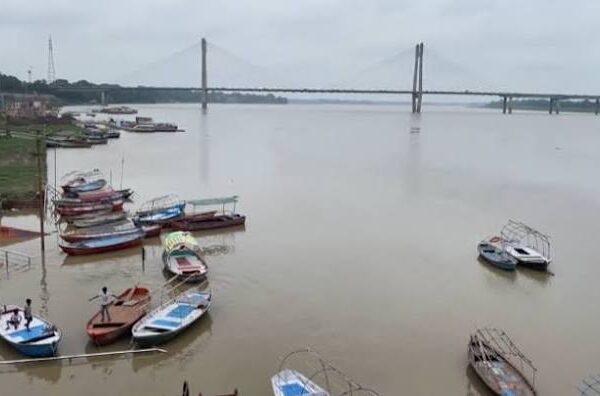 प्रयागराज में गंगा-यमुना का जलस्तर बढ़ा,संगम क्षेत्र डूबा