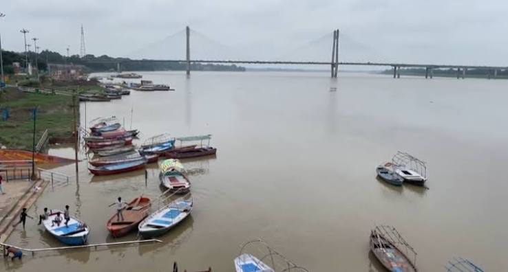 प्रयागराज में गंगा-यमुना का जलस्तर बढ़ा,संगम क्षेत्र डूबा