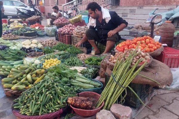 बारिश का असर! मथुरा मंडी में सब्जियों के दाम आसमान पर, हरी सब्जियां हुई महंगी