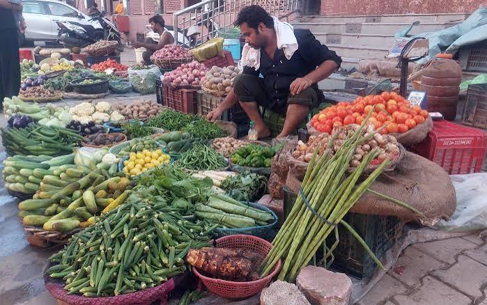 बारिश का असर! मथुरा मंडी में सब्जियों के दाम आसमान पर, हरी सब्जियां हुई महंगी