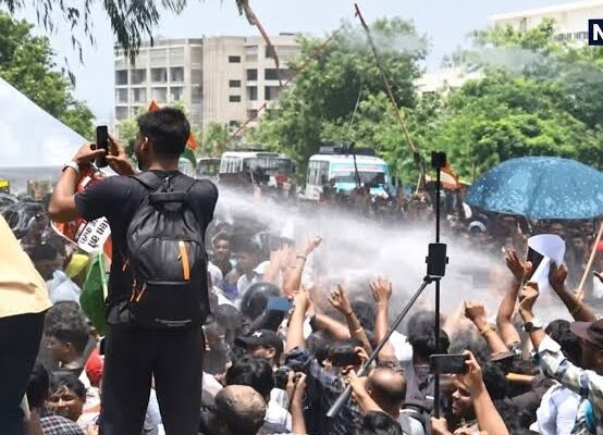 रांची में छात्रों का हंगामा! विधानसभा के पास लाठीचार्ज, वाटर कैनन से भी नहीं माने प्रदर्शनकारी